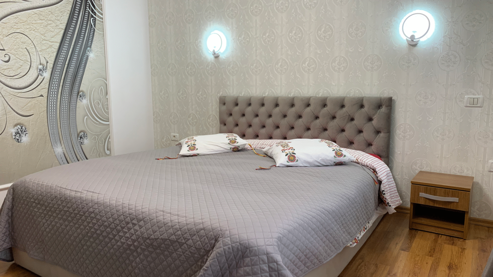 Cameră matrimonială la parter